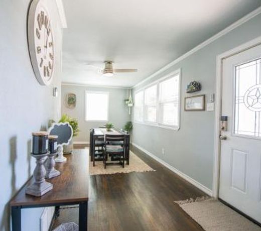 Walk to the Silos! 3 Bed 1960's Bungalow near Baylor