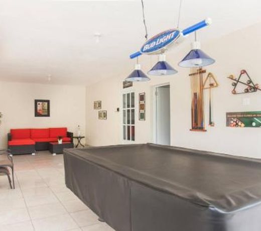 Studio with pool table just 15 minutes from the beach