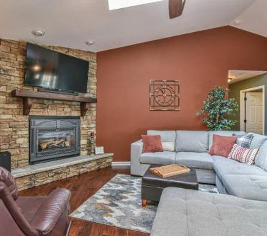 Game room, hot tub, just 7 miles to downtown Asheville!