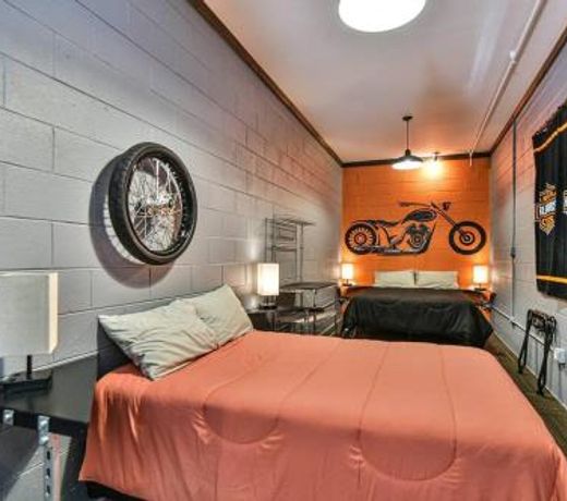 Game room, hot tub, just 7 miles to downtown Asheville!