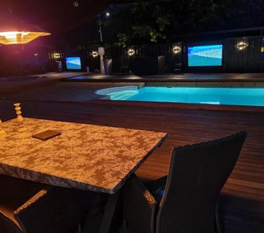 Exclusive villa with pool near Sthlm city and lake
