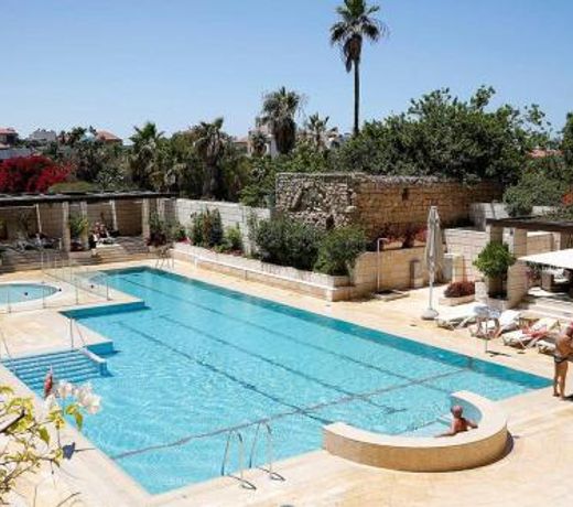 Deluxe 2-Bedroom Jaffa Dreams with Pool & Parking