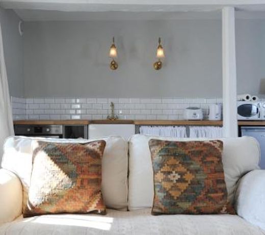 Central Luxury Bath Garden Apartment Free Parking