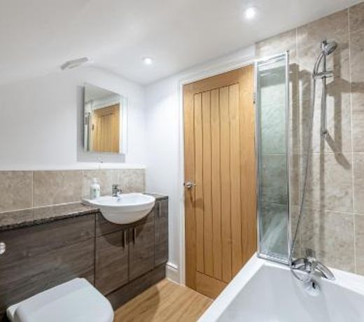 Modern & Spacious 2 Bedroom Maisonette
