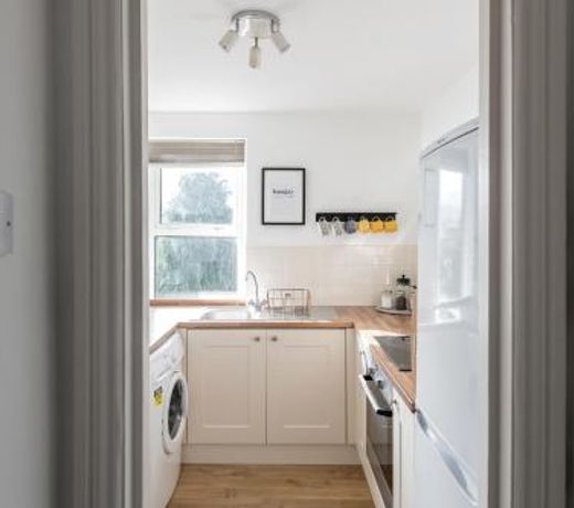 Modern & Spacious 2 Bedroom Maisonette