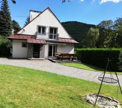 DOMEK NAD RZECZKA