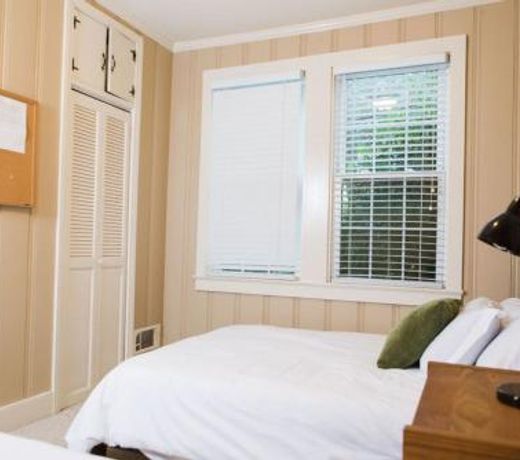 The Cool Blue Bungalow Close to the Best of Columbia