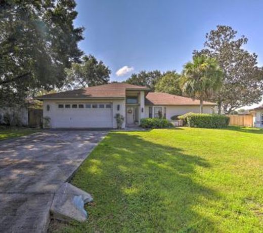 1-Story Home with Yard Less Than 7 Mi to Downtown Lakeland
