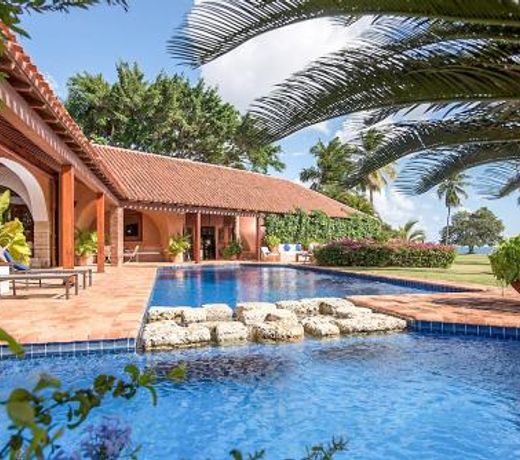 Las Minas Villa Sleeps 8 with Pool Air Con and WiFi