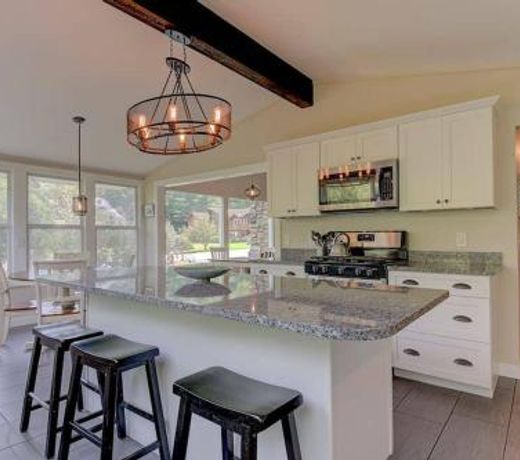Great Location. Sleeps 10. Hot Tub. Updated
