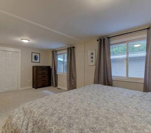Great Location. Sleeps 10. Hot Tub. Updated