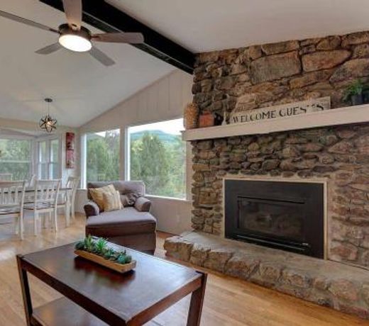 Great Location. Sleeps 10. Hot Tub. Updated