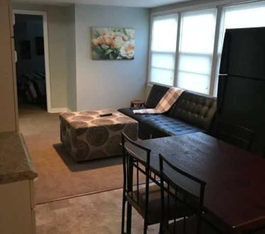 Stratford Ave apartment & yard 6 miles to downtown