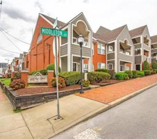 Trendy Downtown Nashville Loft, 4 queen beds, Walk to Broadway