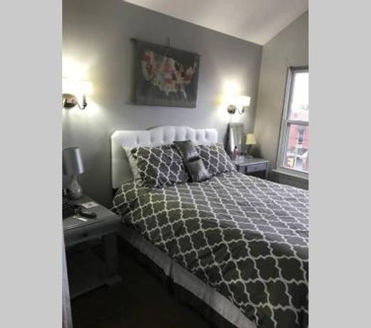 Trendy Downtown Nashville Loft, 4 queen beds, Walk to Broadway