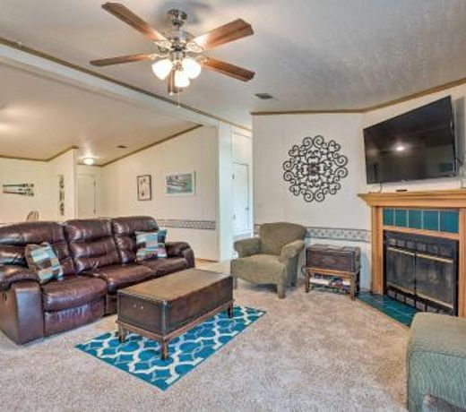 Family Home with Deck, Walk to Cedar Creek Reservoir