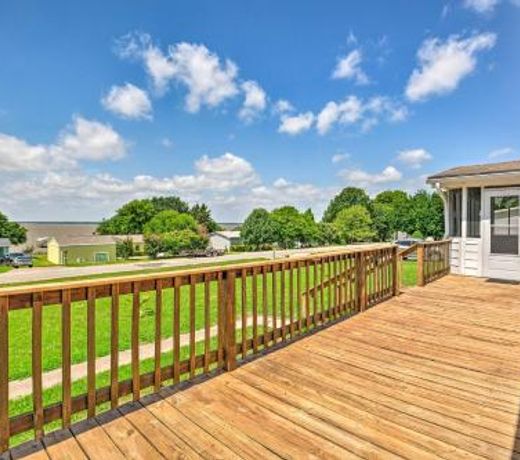 Family Home with Deck, Walk to Cedar Creek Reservoir