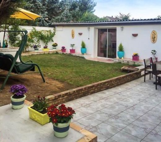 Studio a Tremblay en France avec jardin clos et WiFi
