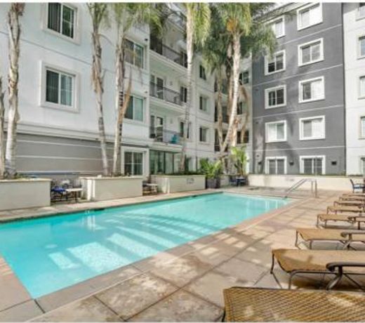 Yes it's right 2 suites and 3 bath in the Heart of San Diego FB2
