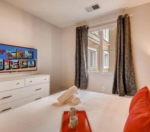 Immaculate 2BR&2BTH - Office&Dining Seating - Fast WIFI - Patio - Free Parking! FV2