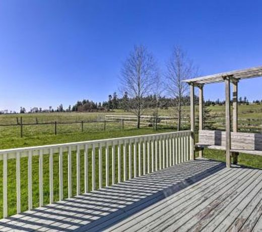 Friday Harbor Apartment with Deck - 4 Mi to Downtown
