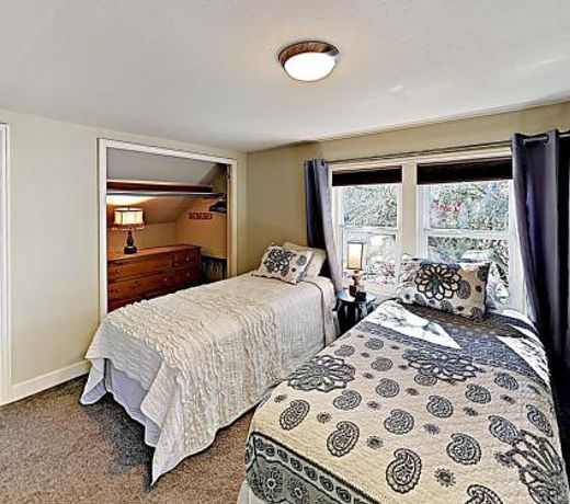 New Listing! Lovely & Spacious Home, Near Lake home