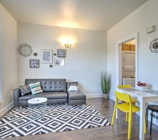 Hosteeva Renovated Capitol Hill Condo Close to Hot Spots