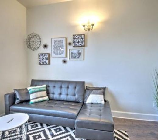 Hosteeva Renovated Capitol Hill Condo Close to Hot Spots