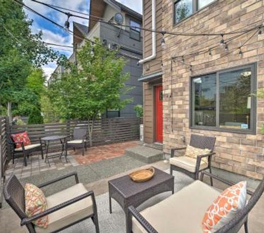 Upscale Home with Patio Walk to Green Lake Park