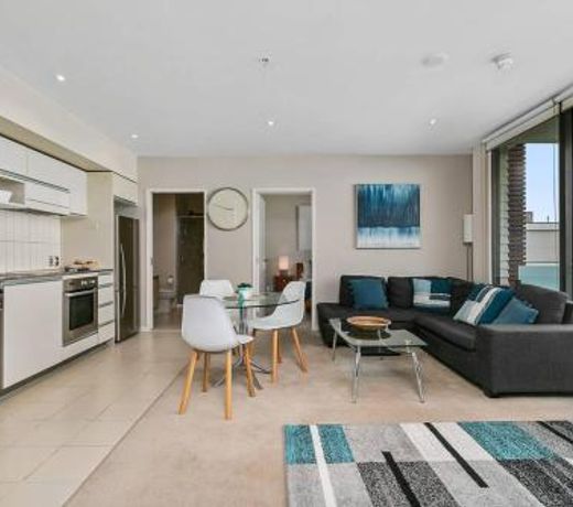 Two Bedroom Apartment - Pool, Gym & Free Parking!