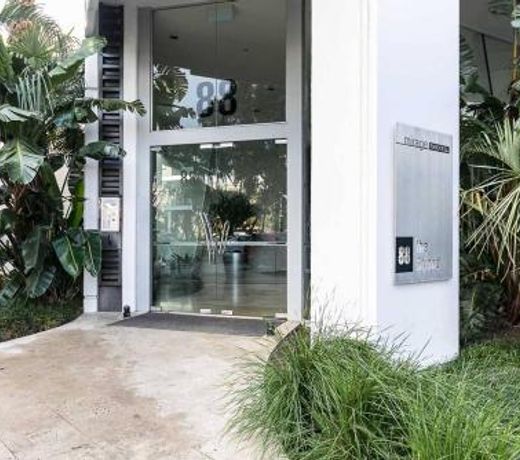 One Bedroom Apartment - Pool, Gym & Tennis Courts!