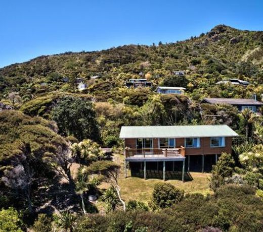 Seaview, Sun and Surf - Piha Holiday Home