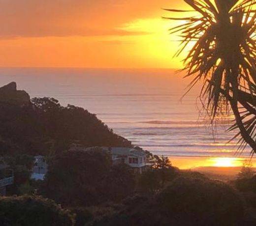 Seaview, Sun and Surf - Piha Holiday Home