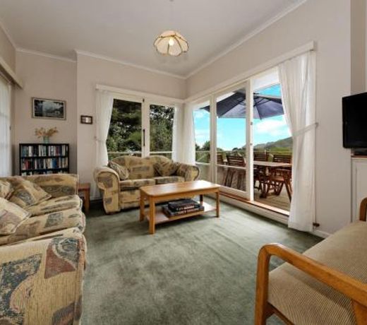 Surfer's Sunshine Cottage - Piha Holiday Home