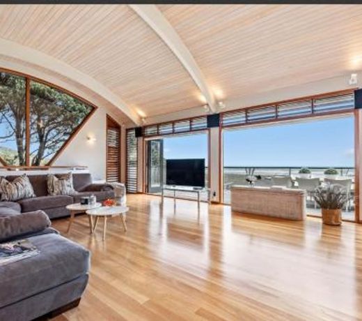 Piha Palace with ocean views