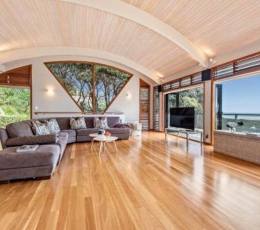 Piha Palace with ocean views