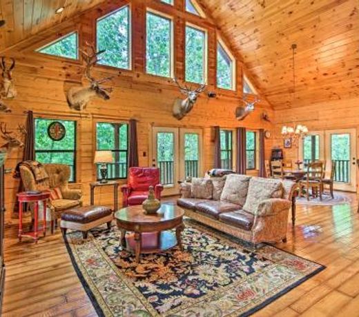 Spacious and Secluded Cabin about 25 Mi to Bentonville!