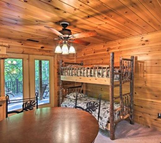 Spacious and Secluded Cabin about 25 Mi to Bentonville!