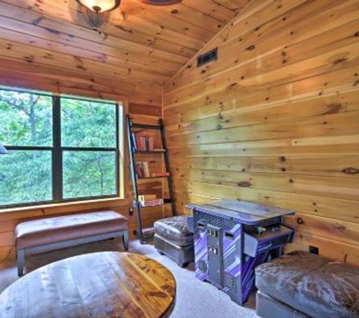Spacious and Secluded Cabin about 25 Mi to Bentonville!