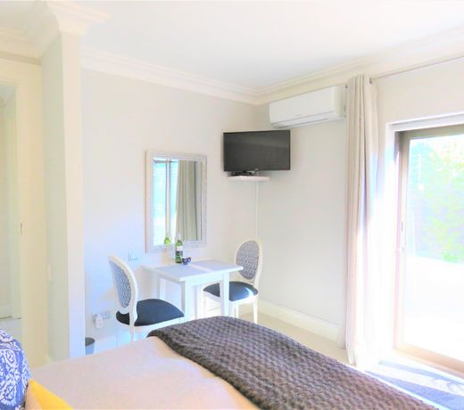 DELUXE STUDIO WITH KITCHENETTE & OUTDOOR POOL