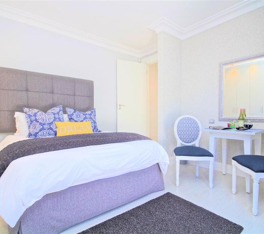 DELUXE STUDIO WITH KITCHENETTE & OUTDOOR POOL