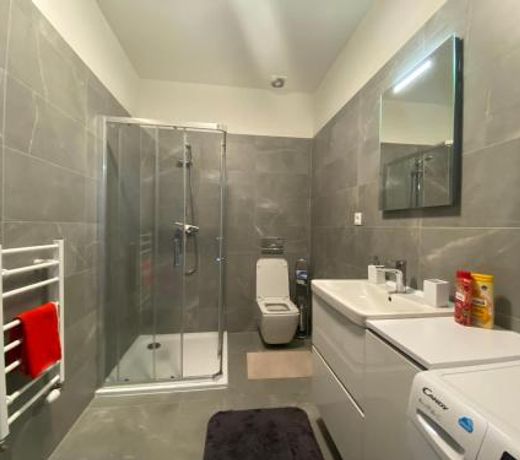 NEW, BEAUTIFUL APT WITH PARKING IN BEST LOCATION!
