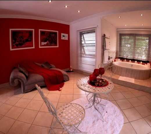 FM GUEST LODGE_HONEYMOON SUITE