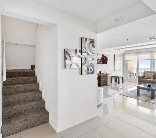 Vacation state of mind! Elegant Bayview, beachfront resort, shared pools & jacuzzi. Pet friendly