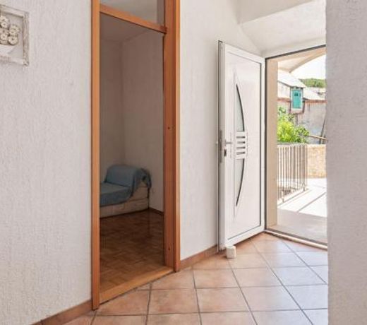 Quaint Apartment in Pucisca with Balcony