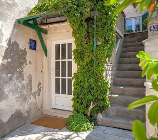 Villa in Pucisca Sleeps 5 includes Air Con and WiFi