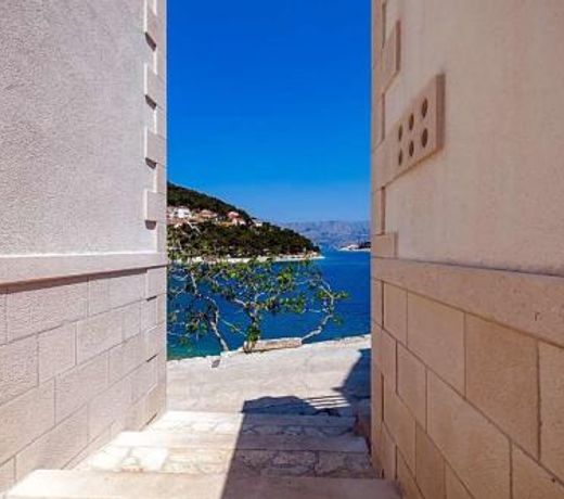 Villa in Pucisca Sleeps 5 includes Air Con and WiFi