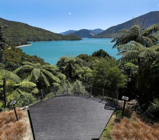 Sacred Rest - Moetapu Bay Holiday Home