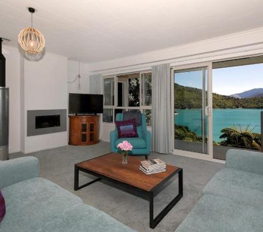 Sacred Rest - Moetapu Bay Holiday Home