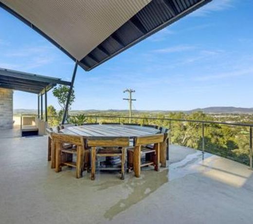 'Tyalla Lodge' Unique Luxe Design in the Mountains